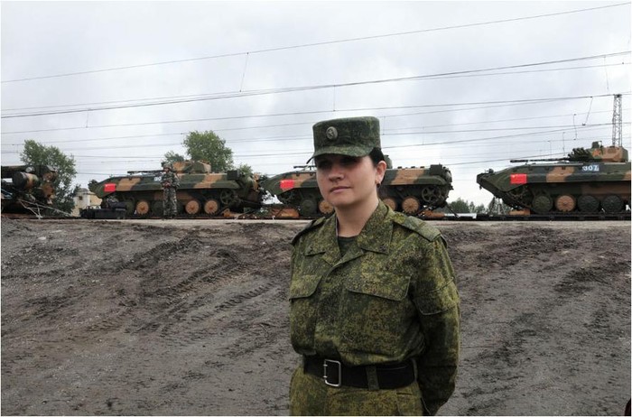 Một nữ quân nhân Nga đứng giám sát đoàn tàu chở vũ khí của Trung Quốc